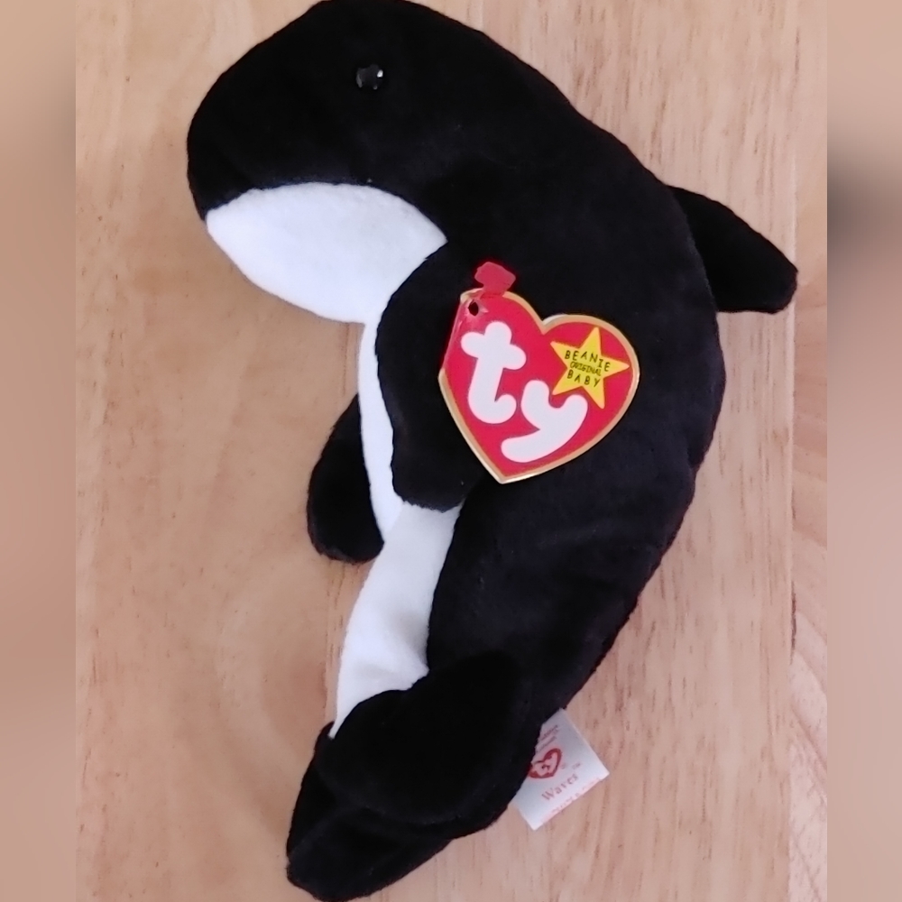 Ty Beanie Baby Waves the Killer Whale